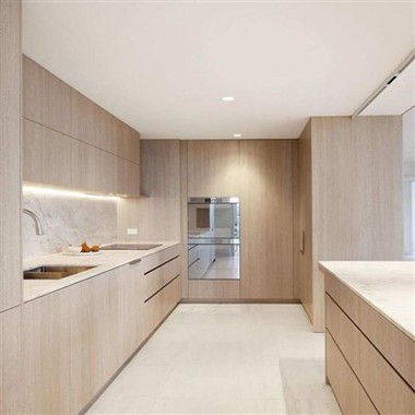 Maßgeschneiderte Holzfurnierschränke